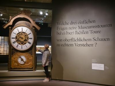 Welche drei einfachen fragen lenken meine museumstouren von oberflächlichem schauen zu echtem verstehen?